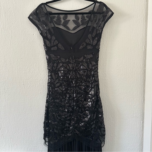 Maxi black period style sequined sleeveless gown with flowy material. - Picture 4 of 13